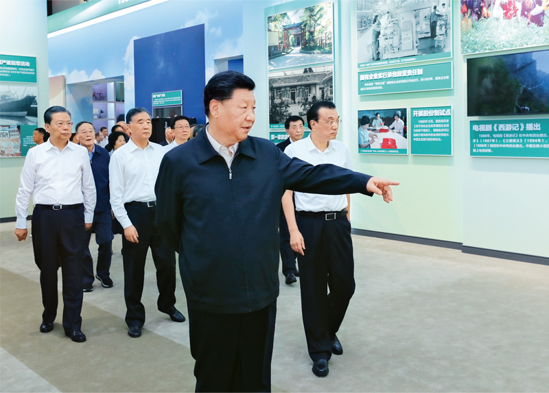 2019年9月23日，黨和國家領(lǐng)導人習近平、李克強、汪洋、王滬寧、趙樂際、韓正、王岐山等在北京展覽館參觀“偉大歷程　輝煌成就——慶祝中華人民共和國成立70周年大型成就展”?！⌒氯A社記者 鞠鵬/攝