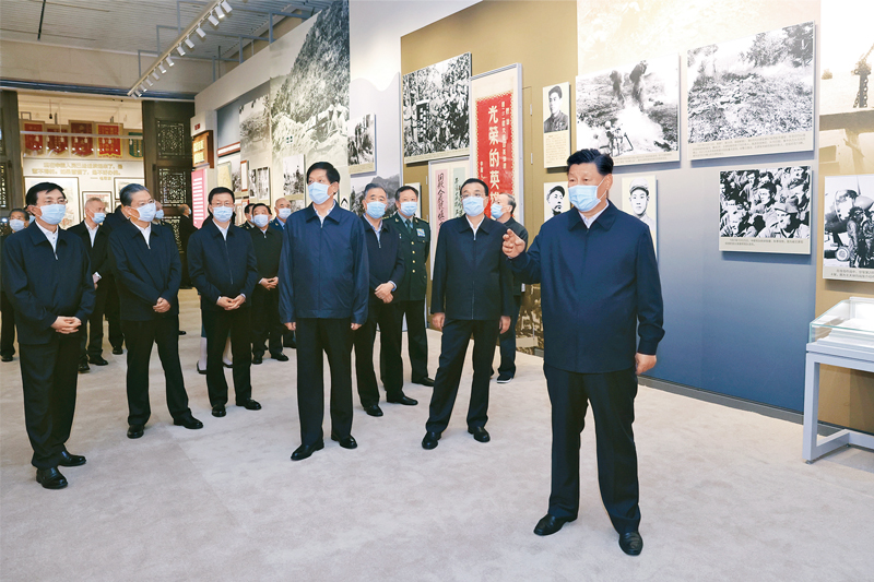2020年10月19日，黨和國家領(lǐng)導人習近平、李克強、栗戰(zhàn)書、汪洋、王滬寧、趙樂際、韓正、王岐山等在中國人民革命軍事博物館參觀“銘記偉大勝利　捍衛(wèi)和平正義——紀念中國人民志愿軍抗美援朝出國作戰(zhàn)70周年主題展覽”。新華社記者 鞠鵬/攝